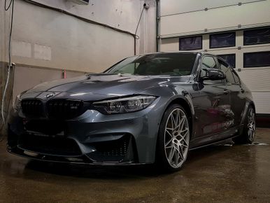 Blå BMW i vaskehall
