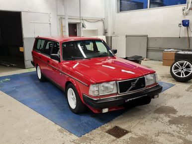 Rød vovlo i vaskehall