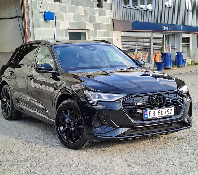 Svart Audi utenfor Bye Bilpleie