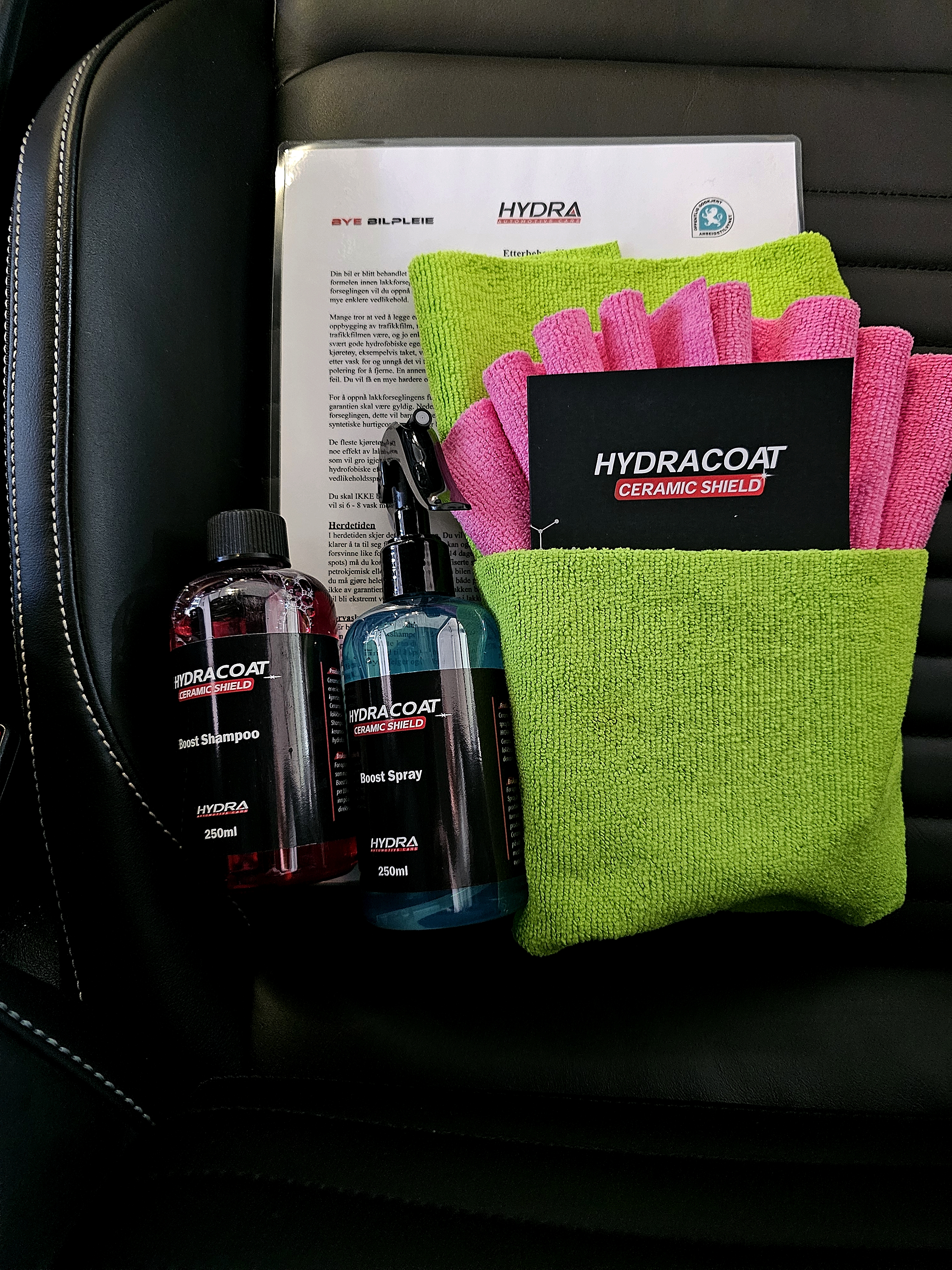 Svart bil med påskrudde lykter