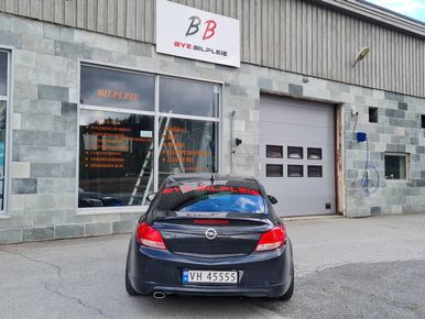 Svart bil utenfor Bye Bilpleie