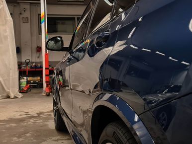 Utsnitt av svart SUV
