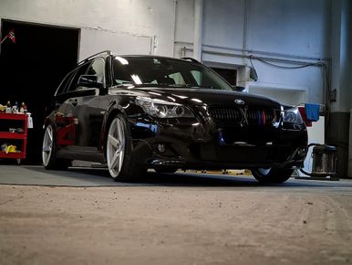 Svart BMW i vaskehall