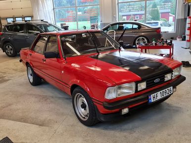 Rød bil med svart stripe på panser