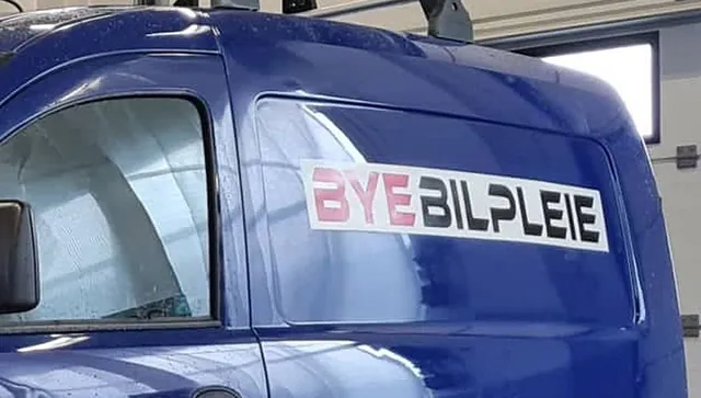 Utsnitt av blå varebil med Bye Bilpleie logo