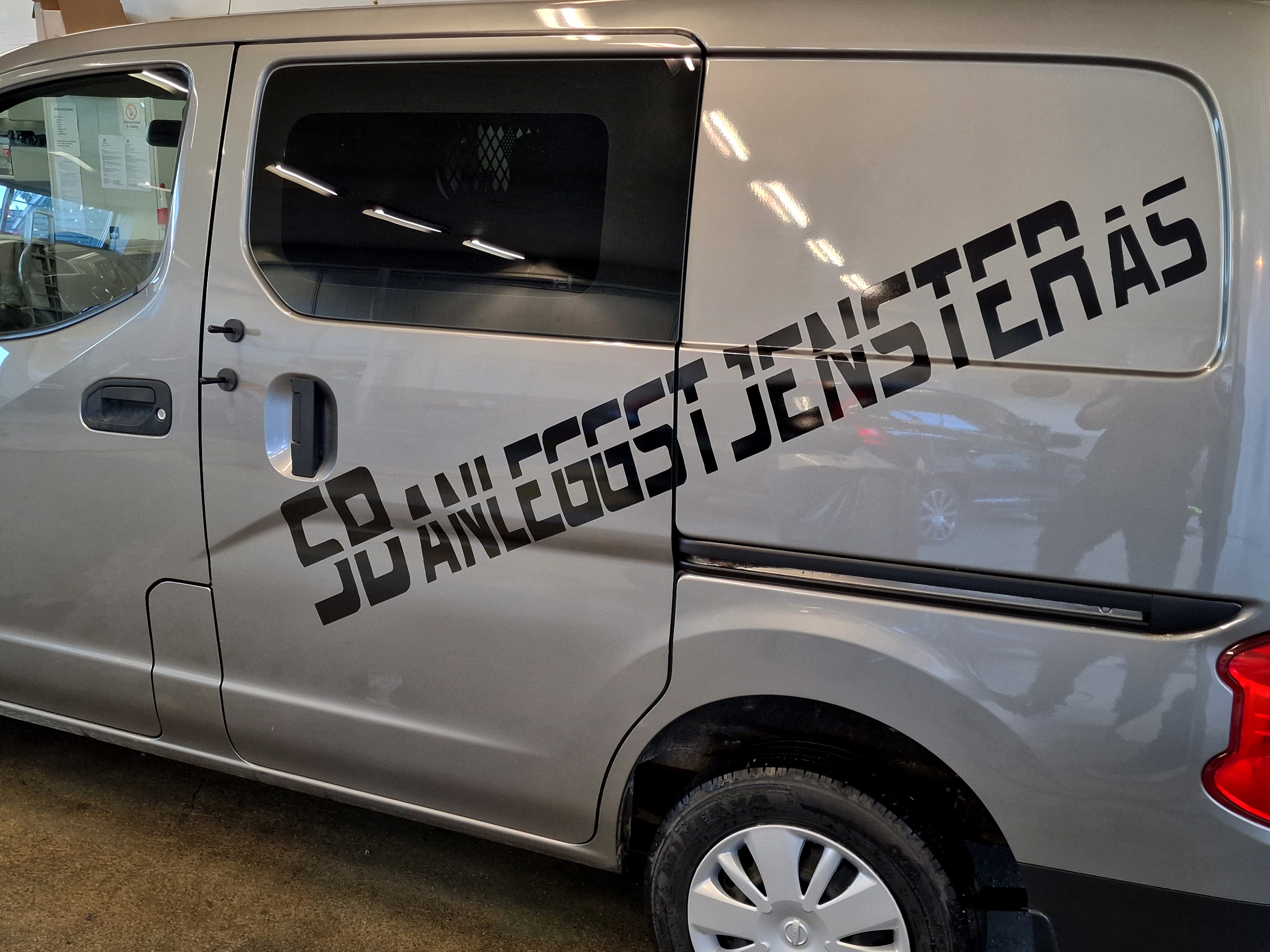 Utsnitt av blå varebil med Bye Bilpleie logo