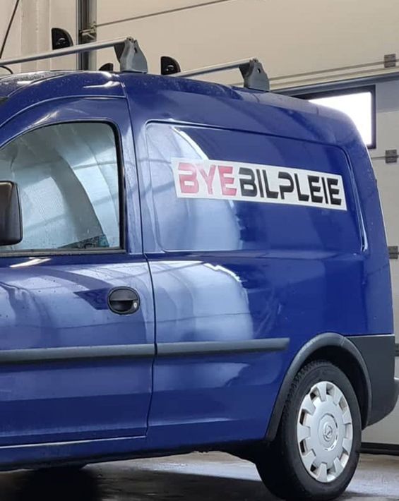 Varebil med Bye Bilpleie logo