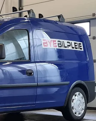 Varebil med Bye Bilpleie logo