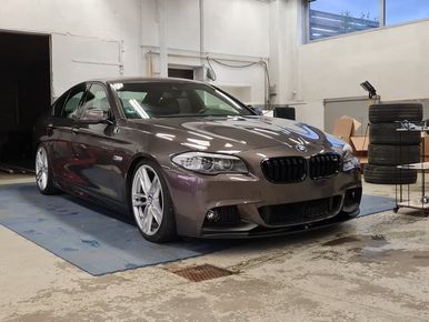 Grå BMW i vaskehall
